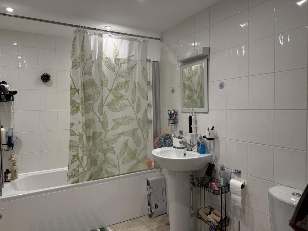 Lot: 159 - SUBSTANTIAL FREEHOLD INVESTMENT - Flat D bathroom